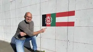 Die österreichische Flagge malte Roland Ritter selbst auf die Mauer 