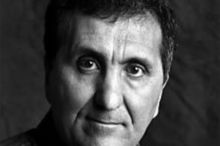 Pete Souza ist portugiesischer Abstammung und Chef-Fotograf des Weißen Hauses sowie der US-Präsidenten Ronald Reagan und Barack Obama.  Souza begleitete Barack Obama fotodokumentarisch bereits seit 2005, als dieser im Januar US-Senator für den Bundesstaat Illinois wurde. Mit der Wahl Obamas zum Präsidenten wurde er zum Chef-Fotografen des Weißen Hauses ernannt (Wikipedia).