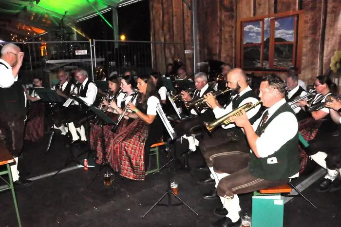 Den musikalischen Auftakt machte die Trachtenkapelle Oberaich