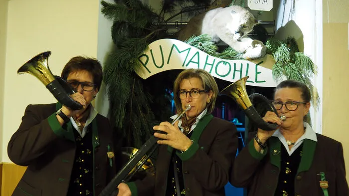 Die Jagdgesellschaft Ebenthal lud Samstagnacht beim Lamplwirt in Ebenthal zum Jägerball. Der Poggersdorf-Grafensteiner Waidmannsklang bließ ins Horn . . .
