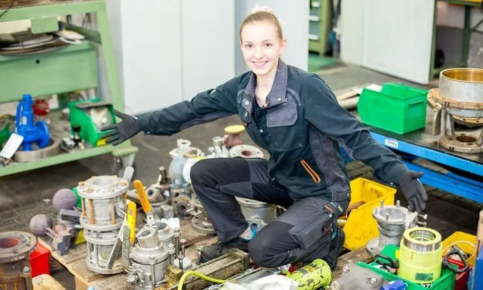 Michaela Leitner hat eine Lehre in der Instandhaltung gemacht und ist jetzt für die Funktionstüchtigkeit aller Armaturen und Ventile des Werks verantwortlich