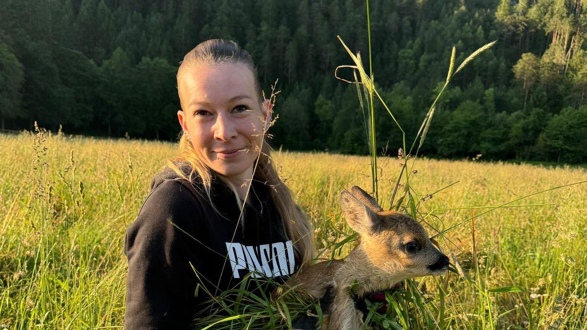 Anja Mariacher hat die Rehkitze an einen sicheren Ort gebracht