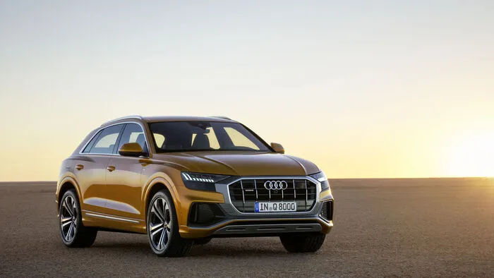 Mit dem achteckigen Kühlergrill führt der Audi Q8 das neue Gesicht der Ingolstädter SUV-Familie aus. Mit 4,99 Metern in der Länge, 2 in der Breite und 1,71 in der Höhe fällt er breiter, kürzer und niedriger aus als sein Schwestermodell und Technikgeber Q7.