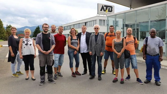 Betriebsrat Michael Leitner und der Industrielle Mirko Kovats (beide Mitte) mit ATB-Mitarbeitern am Montagnachmittag (3. August)