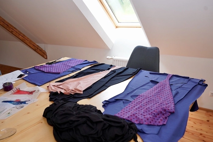 Die Bekleidung besteht überwiegend aus Jerseystoffen, die aus elastischen Naturfasern sind, sich gut dem Körper anpassen und pflegeleicht und knitterfrei sind.