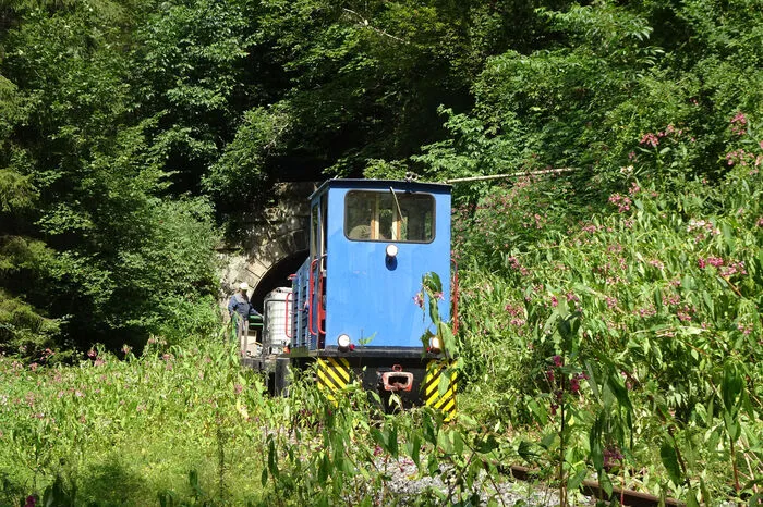 Das Gespann vor einem der Tunnel.