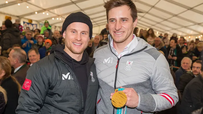 Hanno Douschan (hier im Bild mit Kärntner Ski-Ass Matthias Mayer) hängt den Snowboard-Schuh an den Nagel.