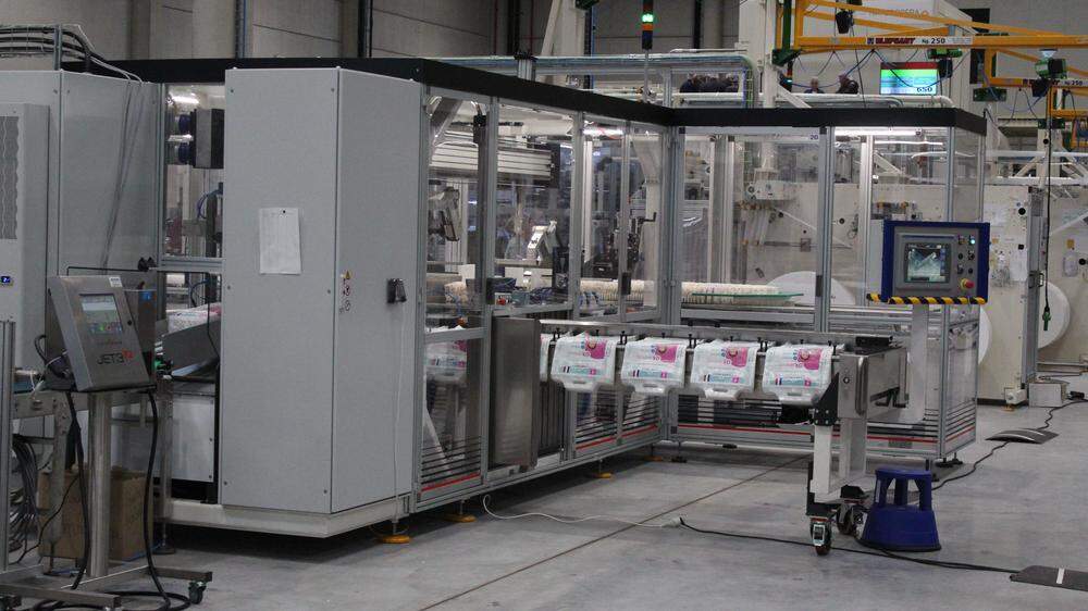 800 Windeln pro Minute können mit der neuen Anlage der Andritz AG im Naturopera-Werk in Frankfurt gefertigt werden