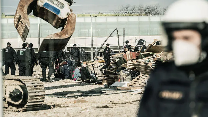 Die Umweltaktivisten werden ihren Protest trotz der Räumung des Camps Wüste nicht beenden.