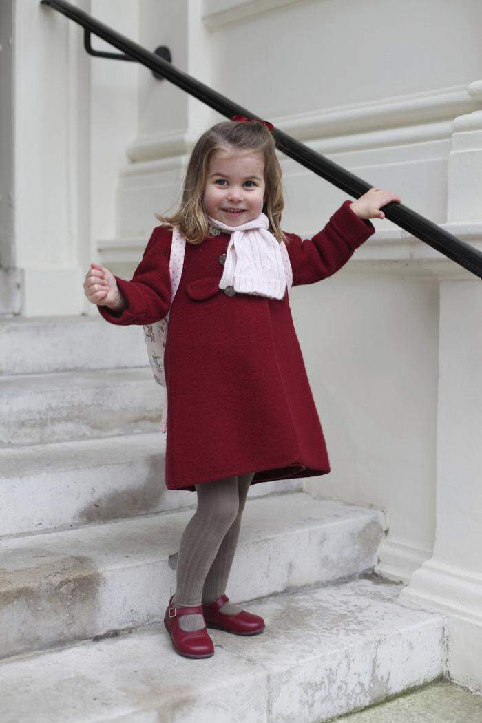 Stolz posiert die kleine Prinzessin auf der Treppe des Kensington-Palastes