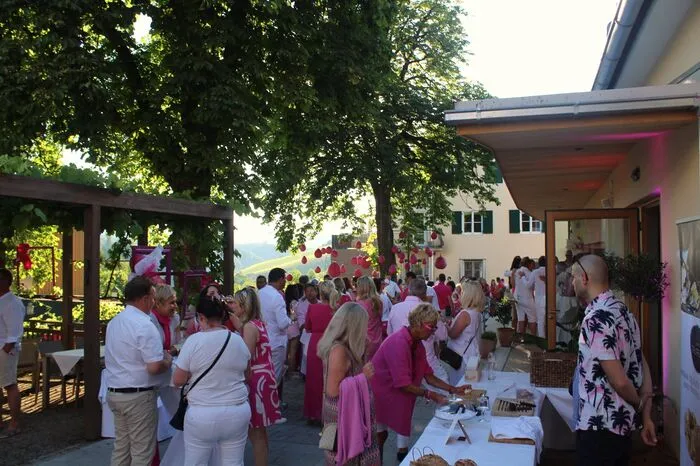 Hoteldirektor Rainer Ogrinigg konnte zum Fest rund 160 Gäste, darunter auch Unternehmer Alfred Wall, Aperitivo-Chefin Christina Dow, Musiker Moritz Fiala oder Merkur-Versicherung Vorstand Ingo Hofmann.