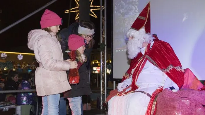 Gespannt warteten die Kinder am Zeltweger Platzlmarkt auf den Nikolaus und das Krampus-Treiben.