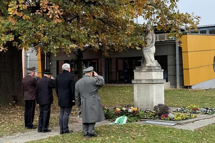 Im Fürstenfelder Ortsteil Söchau wurde zu Ehren der Gefallenen beim Kriegerdenkmal am Dorfplatz ein Kranz niedergelegt.