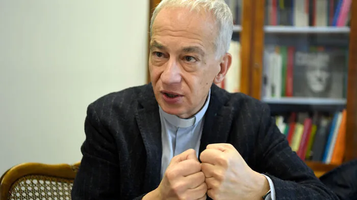 Caritas-Präsident Michael Landau kritisiert: "Keiner Mindestpensionistin geht es besser, wenn es einer kinderreichen Familie schlechter geht. Menschen gegeneinander auszuspielen halte ich für gefährlich. Wer Österreich liebt, spaltet es nicht."Und weiter: "Sprachkurse zu kürzen und gleichzeitig Sprachkenntnisse als Bedingung an Sozialleistungen zu knüpfen, macht keinen Sinn."