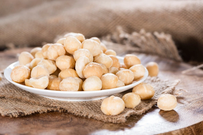 Die Macadamia-Nuss ist mit 73 g Fett pro 100 g die fetteste unter den Nüssen. Aber sie enthält ungesättigte Fettsäuren, die u.a. den Zellaufbau im Körper und das Herz-Kreislauf-System fördern.