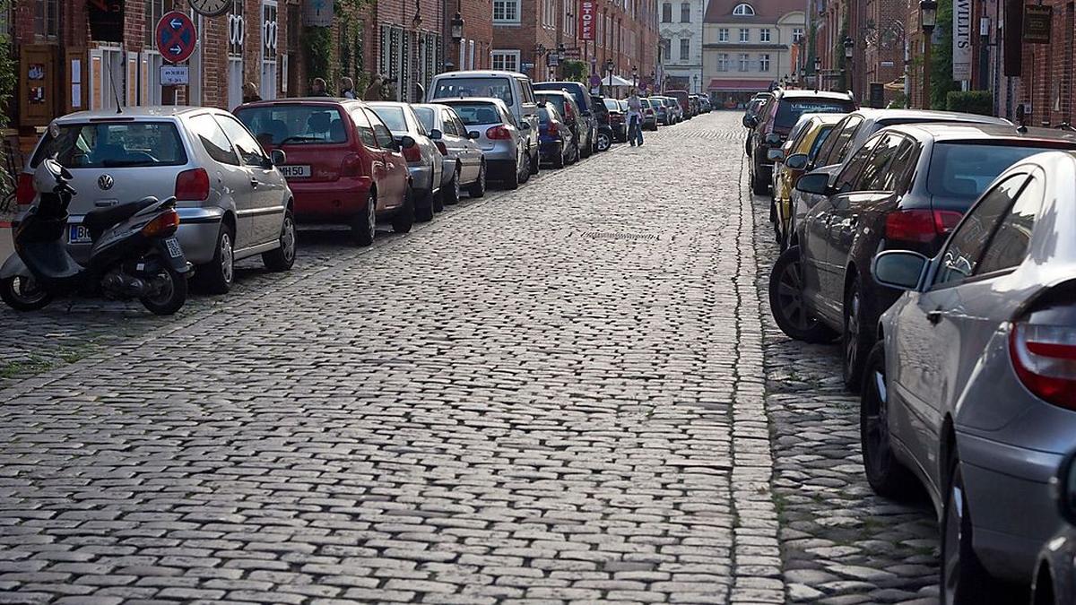 AUTOOMBUDSMANN Wie breit muss die Straße zum Parken sein?