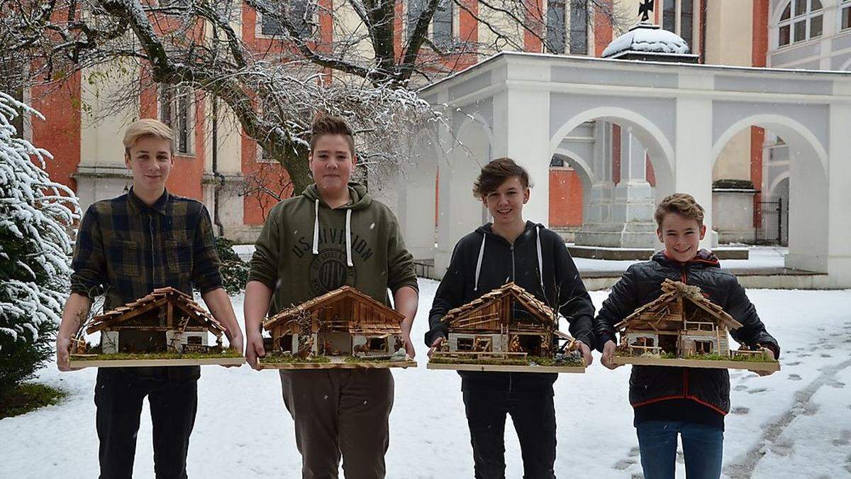 Die Schüler zeigten stolz ihre Krippen, die sie in der Schule gebaut hatten