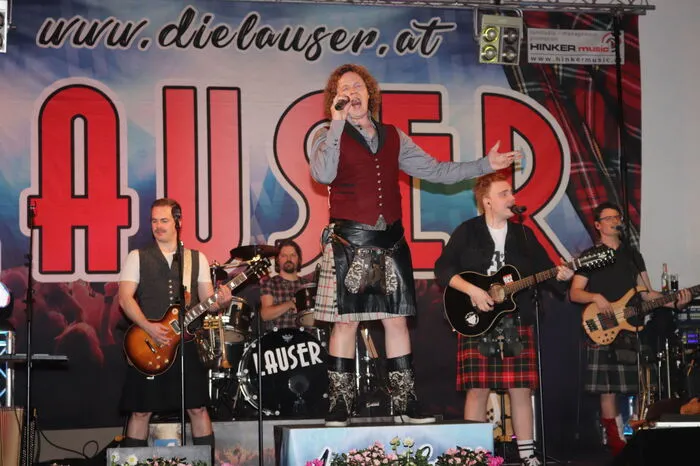 In der restlos ausverkauften Mehrzweckhalle sorgte die Top-Band „Die Lauser“ für flotte Klänge und DJ Alex heizte im Discozelt den Jungen und Junggebliebenen ordentlich mit Pop-, Rock- und Partymusik ein.