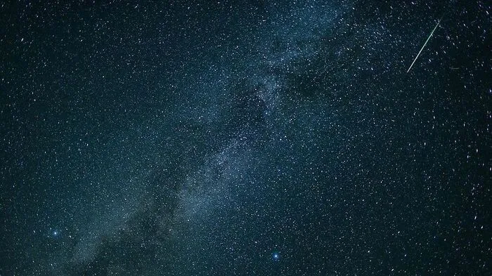 Sternschnuppe am Nachthimmel: Die meisten der Perseiden gab es in der Nacht zum Montag zu sehen, doch der Sternschnuppenregen hatte schon in der Nacht zuvor begonnen.
