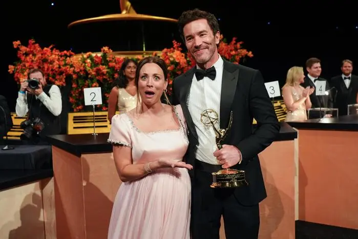 Emotional wurde es bei der Siegesrede von Tom Pelphrey. Denn seine schwangere Frau Kaley Cuoco konnte ihre Emotionen dabei nicht mehr zurückhalten und brach kurzerhand in Tränen aus.