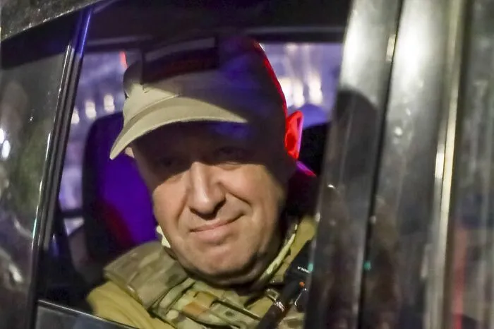 Wagner-Chef Prigoschin selbst verlässt Rostow am Don im SUV unter Applaus. Er soll nach Belarus ausreisen.