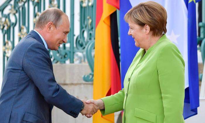 Angela Merkel heißt Putin auf Schloss Meseberg willkommen