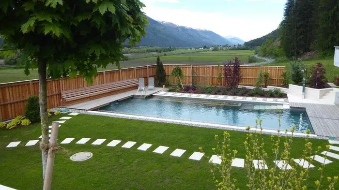 Die Eigentümer wollten zuerst nur einen Erdwall, der vom Hausbau übrig war, bepflanzen