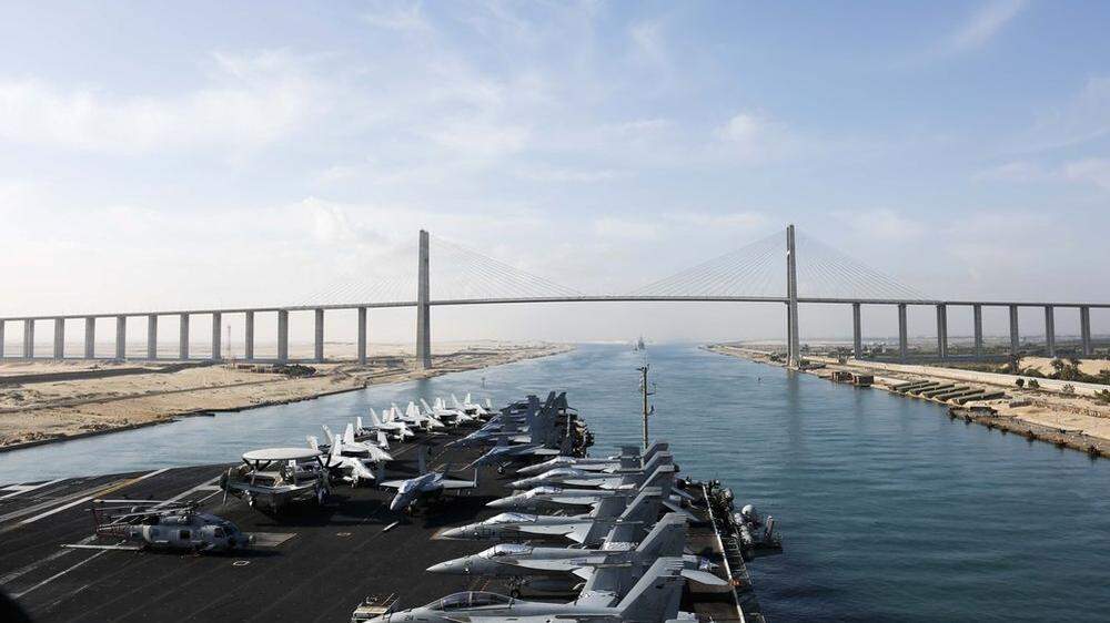 US-Flugzeugträger passiert den Suez-Kanal