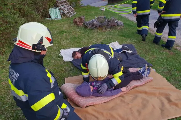 Um 19.10 Uhr wurden die restlichen Feuerwehren (FF Bad Eisenkappel, FF Rechberg, FF Miklauzhof, FF Rückersdorf und FF Altendorf) nachalarmiert, welche die Löscharbeiten, den Aufbau des Wasserbezuges und Verhinderung des Übergreifen auf das umliegende Wohnhaus unterstützten.