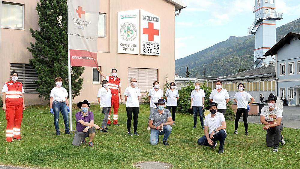 Faschingskanzler und -Minister brachten dem Roten Kreuz Spittal wiederverwendbare Mund-Nasen-Schutzmasken für die Österreich Tafel