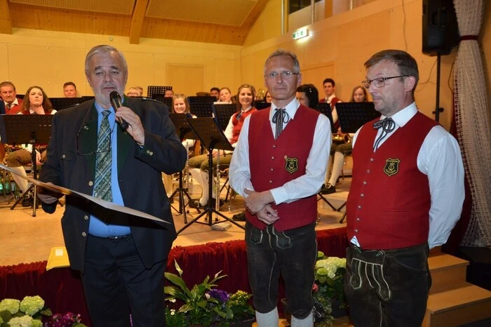 Danach überreichten ihm Obmann Norbert Stolz und der Krakauer Bürgermeister Gerhard Stolz die Urkunde zur Ernennung zum Ehrenkapellmeister. Zudem erhielt er das Verdienstkreuz in Silber des Österreichischen Blasmusikverbandes.
