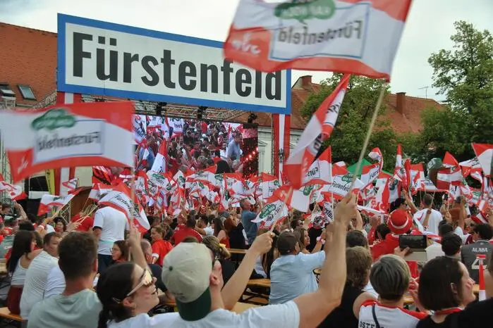 Die Organisatoren der JVP hatte zwei Großleinwände, rund 160 reservierte Tische, etwa 70 Stehtische sowie zahlreiche weitere Sitzgelegenheiten organisiert. Dazu kamen Essens- und Getränkestände, Fußball-Dart, eine Fotobox, DJ-Musik und 8.500 eigens gestaltete Österreich-Fürstenfeld-Fahnen.