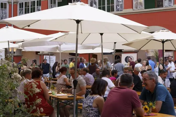 Das Ambiente des Innenhofes von Schloss Kornberg, Wetterleuchten im Norden und die lauen Temperaturen sorgten für ein stimmungsvolles Fest 