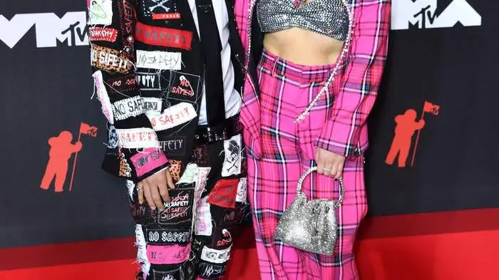 Auch wenn der Musiksender MTV nicht mehr der führende Popkultur-Verteiler ist, so kommen auch die Superstars nicht an der alljährlichen Gala vorbei. Bei der diesjährigen Ausgabe waren auch ein paar Stars dabei, die man schon länger nicht mehr gesehen hat, wie etwa Avril Lavigne (hier an der Seite von Sänger Mod Sun).