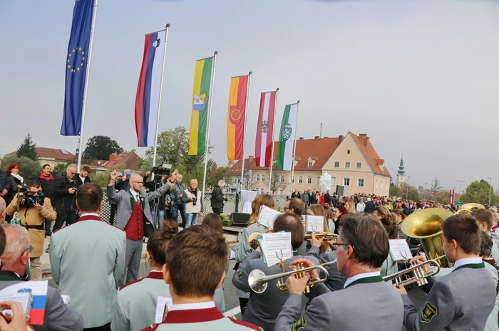 Großer Festakt auf der Murbrücke.