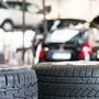 Im Winter sollten Winterreifen montiert werden, bis 15. April gilt eine witterungsabhängige Winterausrüstungspflicht