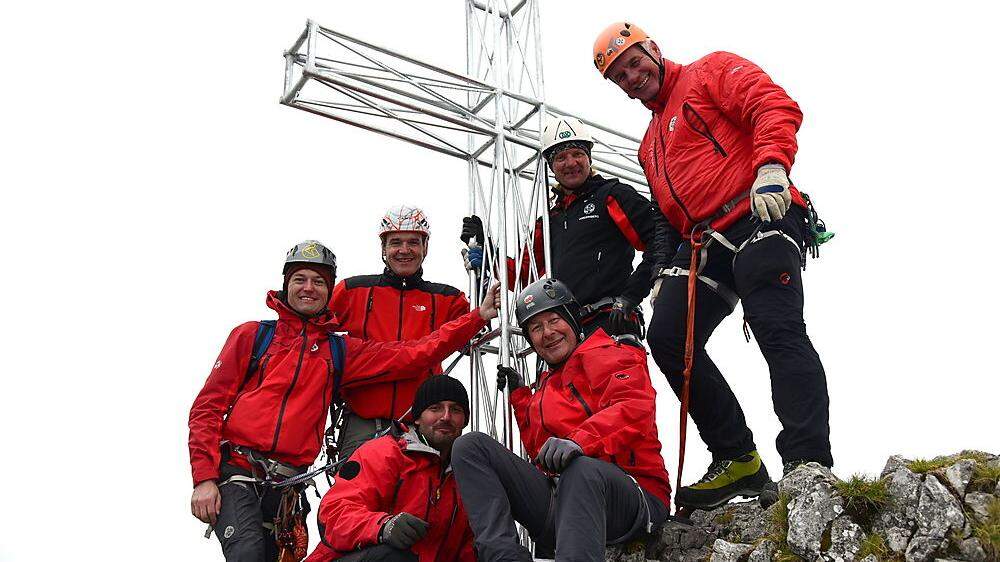 Erfolgreich konnten die Kameraden der Bergrettung Vordernberg das Gipfelkreuz auf 2019 Metern Seehöhe errichten
