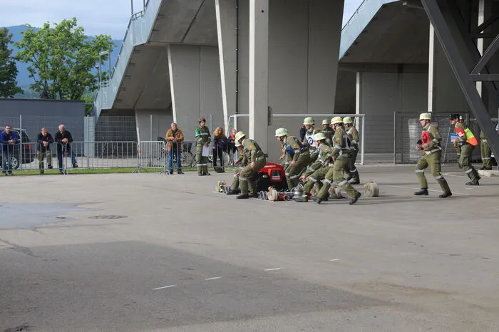 Nach dem Kommando des Gruppenkommandanten "Erstes und zweites Rohr, vor" startet der Bewerb. 4 Mann bringen die Tragkraftspritze (TS) in Stellung. Gewicht der TS: um die 150 Kilogramm.