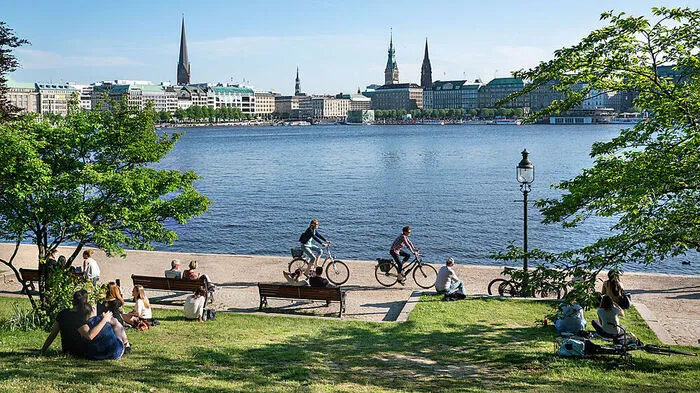 Mit dem Fahrrad kann man die norddeutsche Hafenstadt wunderbar erkunden.