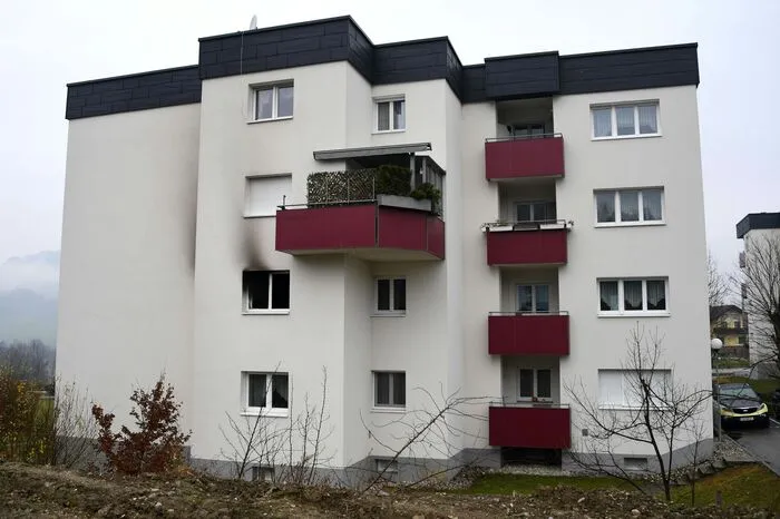 Beamte fanden in der Folge nicht nur die verletzte Frau im Stiegenhaus, sondern stellten auch Rauchentwicklung in der versperrten Wohnung des Tatverdächtigen fest. Um einen möglichen Großbrand zu verhindern, wurde die Tür von der Polizei aufgebrochen. Die Feuerwehr löschte die Flammen, das Mehrparteienhaus wurde vorübergehend evakuiert.