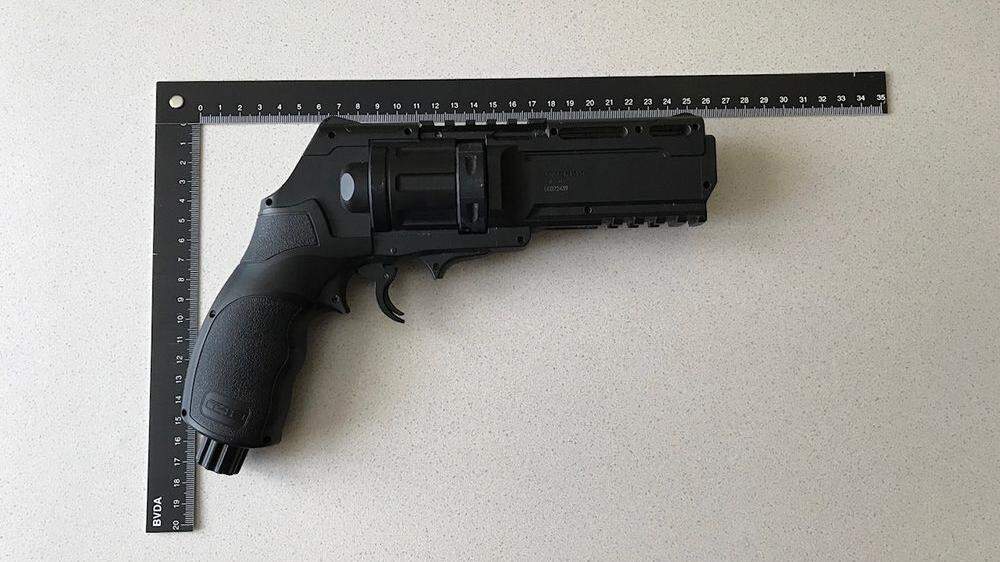 Die Tatwaffe: Die Gasdruckpistole schaut einer echten Pistole täuschend ähnlich
