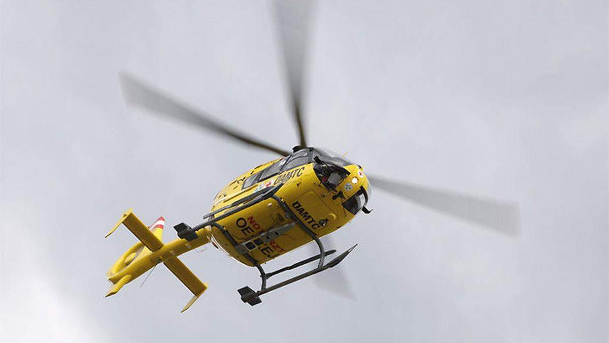 Der Mann wurde mit dem Hubschrauber ins Krankenhaus geflogen