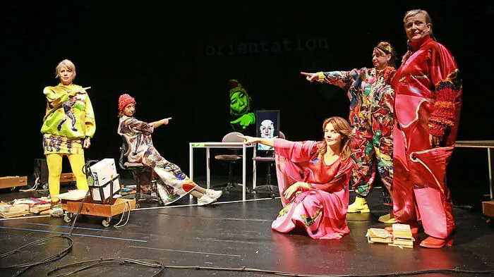 Berliner Performancekollektiv: She She Pop gastiert mit "Mauern"
