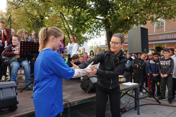Mit "Welcome everybody"  begann Die Neue Musikmittelschule Weiz musikalisch.