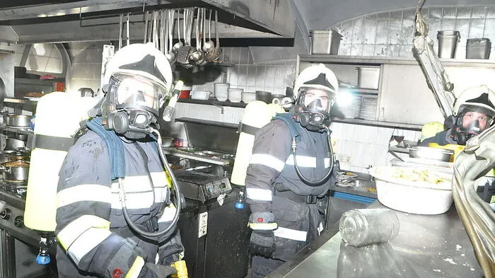 Die Feuerwehrleute beim Innenangriff mit schwerem Atemschutz