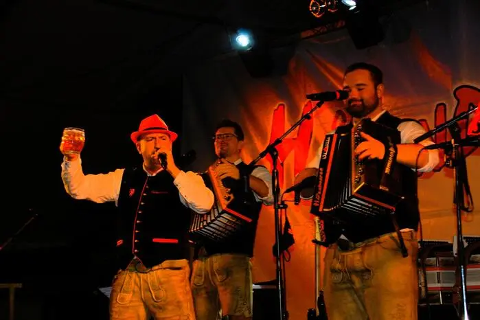 Auch für die Kulinarik war gesorgt, es gab herzhafte Speisen und regionale Getränke. Musikalisch sorgte die Live-Tanzband „Die Hafendorfer“ für Unterhaltung. In der Freiluftdisco heizten DJ Mike und DJ LTP bis in die frühen Morgenstunden ein.