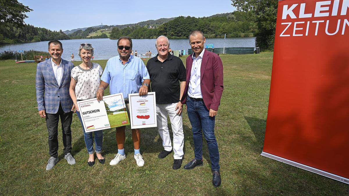 Ein würdiger Platzwahl-Sieger: Günther Hassler (Mitte) mit Uwe Sommersguter, Gaby Schaunig, Gerhard Oleschko und Josef Stocker (Kelag)