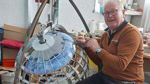 Glasermeister Franz Allmer hat sich in der Pension mit dem Glasglobus einen Traum erfüllt