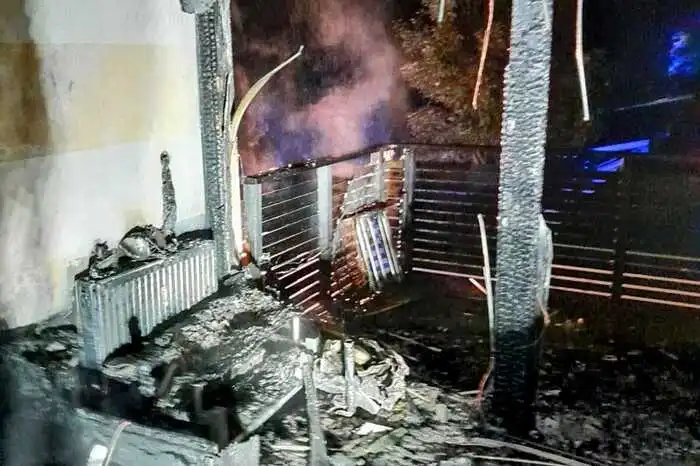 Durch den schnellen Einsatz konnte der Brand rasch unter Kontrolle gebracht und ein Übergreifen auf die umliegenden Wohnungen verhindert werden. Sechs Personen erlitten Verletzungen unbestimmten Grades und wurden zur Versorgung ins LKH Weiz gebracht