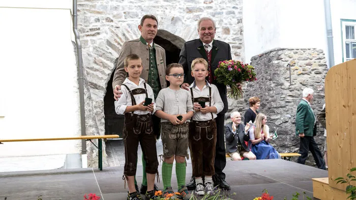 Landeshauptmann Hermann Schützenhöfer wurde von Lorenz, Jakob und Michael mit einem "Almstrauß" willkommen geheißen.